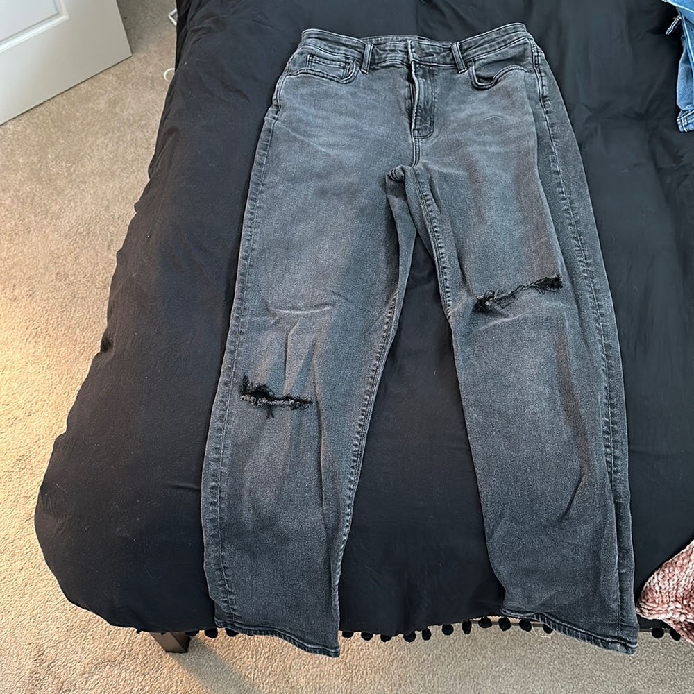 Size 8 regular. American Eagle mom jeans.